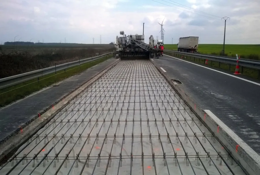 Deux phases de l’intervention sur l’A71 : mise en place des barres en acier haute adhérence HA 16 le mardi et bétonnage à la machine à coffrages glissants le mercredi. Deux phases de l’intervention sur l’A71 : mise en place des barres en acier haute adhérence HA 16 le mardi et bétonnage à la machine à coffrages glissants le mercredi.