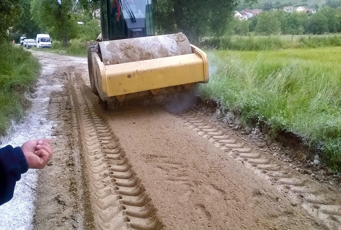 Une fois le compactage partiel réalisé, un réglage définitif et un compactage final parachèveront l’intervention, avant la mise en place d’un enduit gravillonné de protection et la réalisation de la structure de chaussée définitive. Une fois le compactage partiel réalisé, un réglage définitif et un compactage final parachèveront l’intervention, avant la mise en place d’un enduit gravillonné de protection et la réalisation de la structure de chaussée définitive.