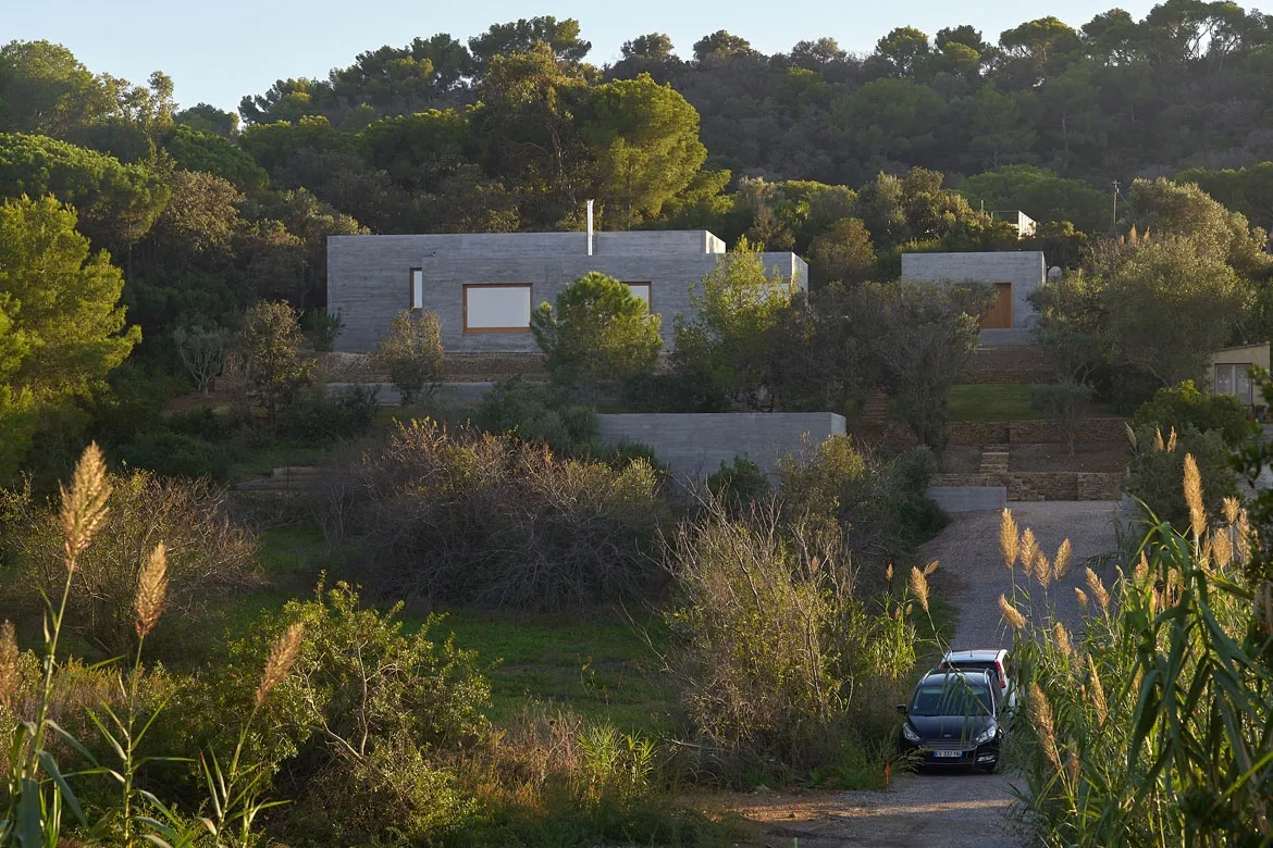Les différents volumes en béton à la planche composant la maison s’intègrent harmonieusement dans le grand paysage. Les différents volumes en béton à la planche composant la maison s’intègrent harmo- nieusement dans le grand paysage.