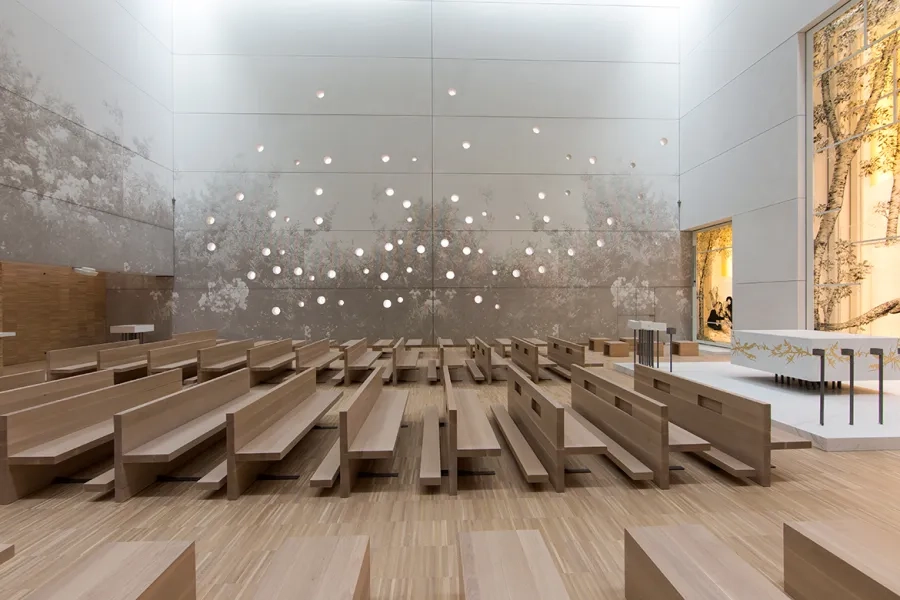 À l’intérieur, l’ambiance se fait précieuse par l’accord du béton, du mobilier et des œuvres d’art sur le thème du jardin d’Éden. 