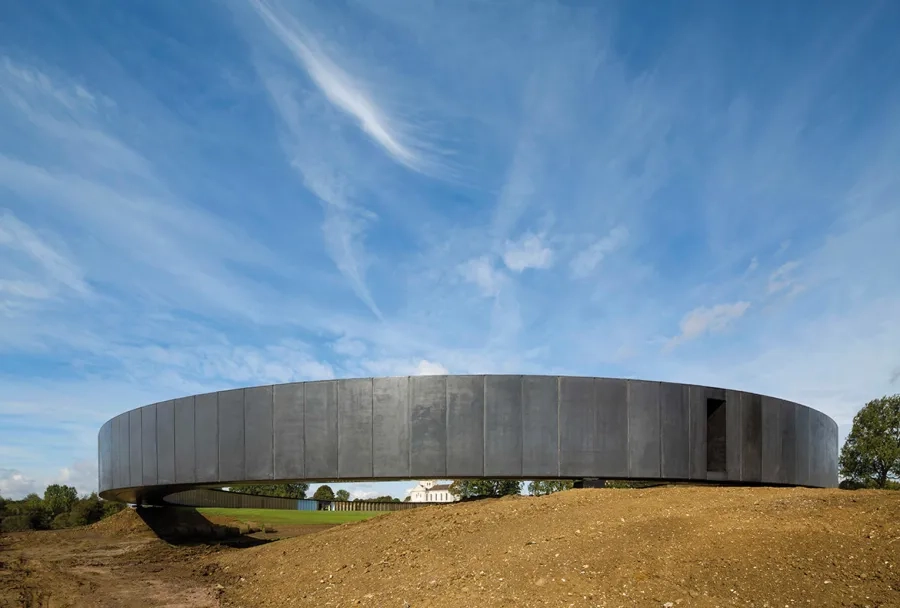 L’édifice prend la forme d’un anneau, symbole d’unité et d’éternité. L’édifice prend la forme d’un anneau, symbole d’unité et d’éternité.