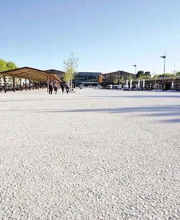 / Vue générale de la place Jules-Morgan. Au premier plan, le béton de granulométrie 20/40 Place Jules-Morgan