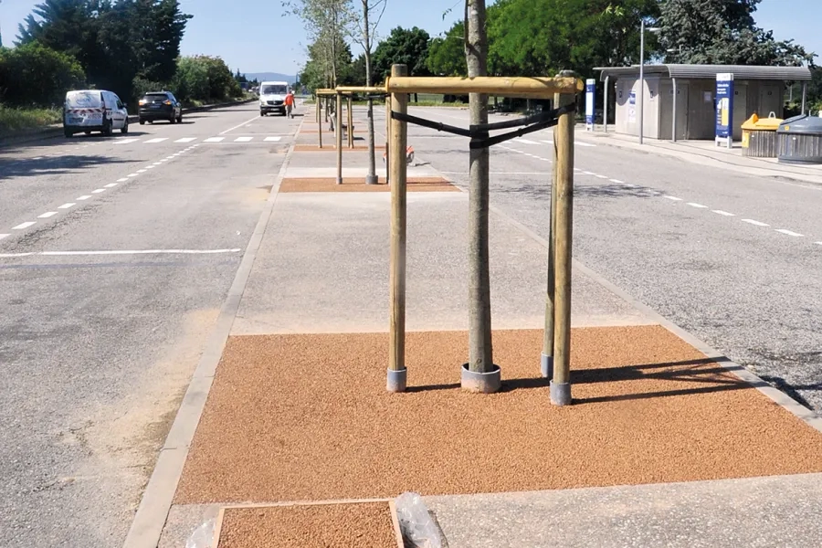 Peu après 12 heures, sur l’aire de repos de Bellevue, A7, sens Lyon-Marseille, au kilomètre 86. Les travaux sont achevés. Une planche d’échantillonnage a été réalisée. Elle servira à confirmer les performances du béton drainant. Peu après 12 heures, sur l’aire de repos de Bellevue, A7, sens Lyon-Marseille, au kilomètre 86. Les travaux sont achevés. Une planche d’échantillonnage a été réalisée. Elle servira à confirmer les performances du béton drainant.