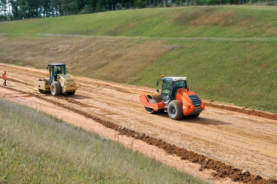 Neuf passes de cylindre vibrant ont été nécessaires pour obtenir la portance souhaitée (T2). Trafic attendu : 200 poids lourds par sens et par jour. Neuf passes de cylindre vibrant ont été nécessaires pour obtenir la portance souhaitée (T2). Trafic attendu : 200 poids lourds par sens et par jour.