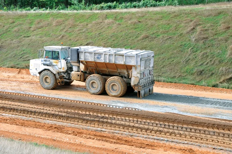 En quatre jours, 800 tonnes de liants Rolac Flex de Lafarge, provenant de l’usine d’Angoulême, ont été mises en œuvre. En quatre jours, 800 tonnes de liants Rolac Flex de Lafarge, provenant de l’usine d’Angoulême, ont été mises en œuvre.