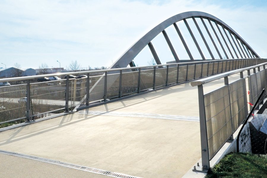 En 2016, une passerelle de 230 m de long, dessinée par l’architecte Marc Mimram, a permis à la Tégéval d’enjamber la RN406 à la hauteur de Créteil et de Valenton. 