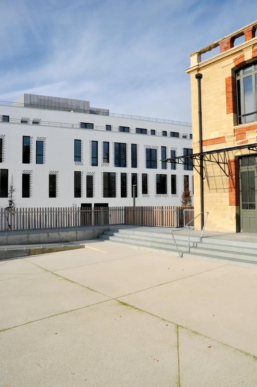 Confectionné à la centrale EQIOM de Nanterre, le béton intègre des granulats de quartz blanc de granulométrie 6/10 avec une adjuvantation spécifique pour béton bouchardé. Confectionné à la centrale EQIOM de Nanterre, le béton intègre des granulats de quartz blanc de granulométrie 6/10 avec une adjuvantation spécifique pour béton bouchardé.
