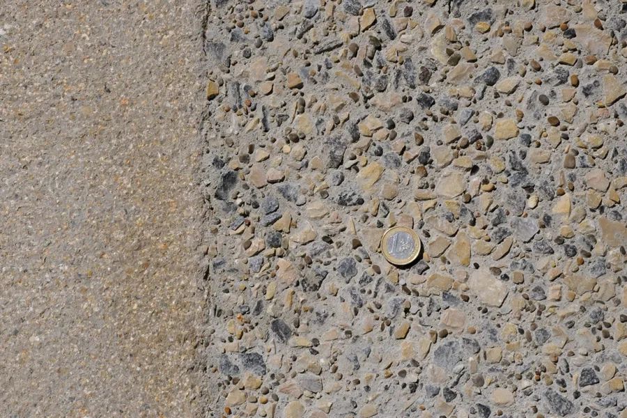 En gros plan, le béton désactivé intégrant deux types de granulats : beige (6/16 SCV à 60 %) et noir (6/16 La Môle à 40 %). En gros plan, le béton désactivé intégrant deux types de granulats : beige (6/16 SCV à 60 %) et noir (6/16 La Môle à 40 %).