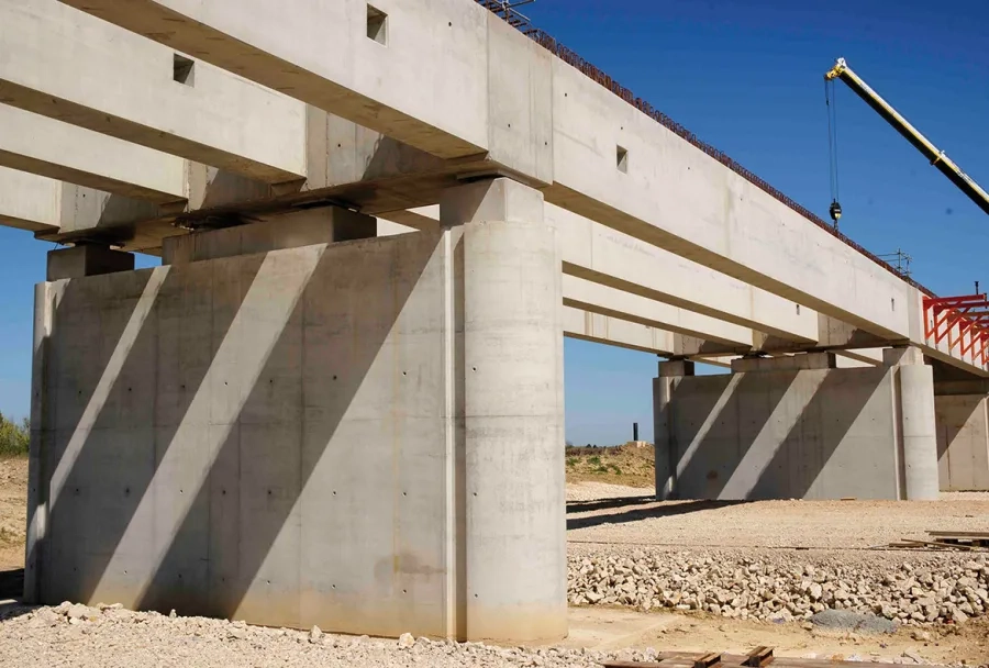 Les estacades sont constituées de poutres préfabriquées en béton armé reposant sur les piles. Les estacades sont constituées de poutres préfabriquées en béton armé reposant sur les piles.