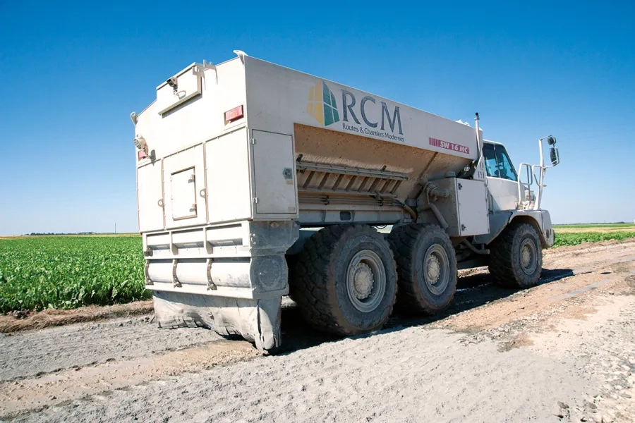 L’épandeur à liant de RCM. L’épandeur à liant de RCM.
