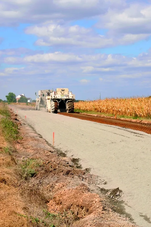 Une Wirtgen 2400 intervient pour mélanger le matériau de l'ancienne chaussée avec le liant sur une épaisseur de 35 cm. Une Wirtgen 2400 intervient pour mélanger le matériau de l'ancienne chaussée avec le liant sur une épaisseur de 35 cm.