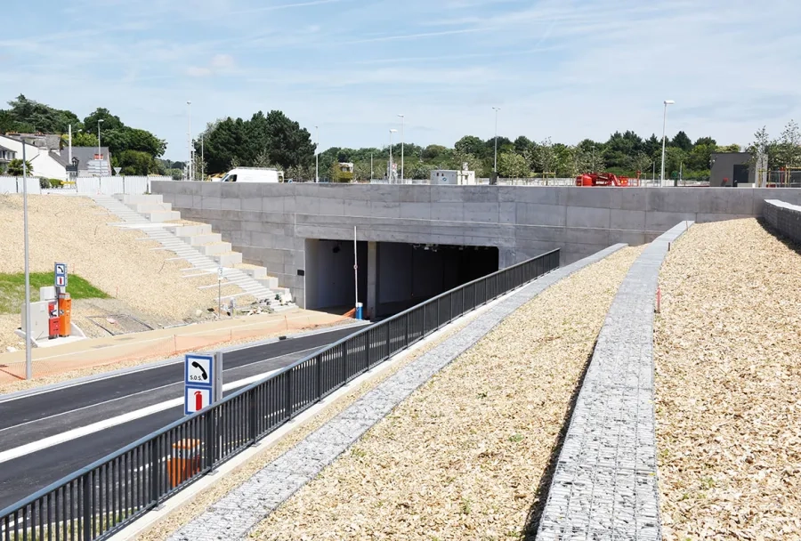 Les véhicules à moteur ont pu emprunter le tunnel dès le 24 juin. mais la livraison « o cielle » à la ville de vannes a eu lieu le 26 juillet, jour où la partie réservée aux « modes doux » a aussi été ouverte. Les véhicules à moteur ont pu emprunter le tunnel dès le 24 juin. mais la livraison « o cielle » à la ville de vannes a eu lieu le 26 juillet, jour où la partie réservée aux « modes doux » a aussi été ouverte.
