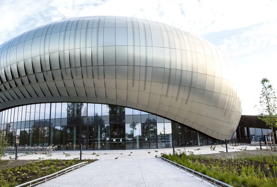 Autour de la Cité du Vin, le parvis et les cheminements ont été réalisés en béton décoratif : plus de 4 000 m2 au total. Autour de la Cité du Vin, le parvis et les cheminements ont été réalisés en béton décoratif : plus de 4 000 m2 au total.