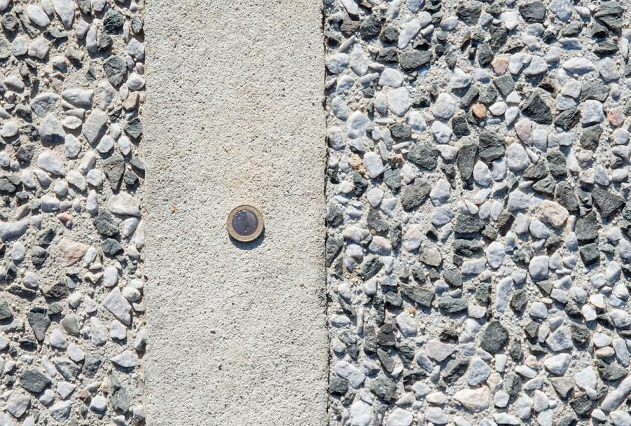 le béton désactivé (à droite du gros plan) intègre deux granulats : un 10/14C Gris des Pyrénées et une diorite de Thiviers (Périgord