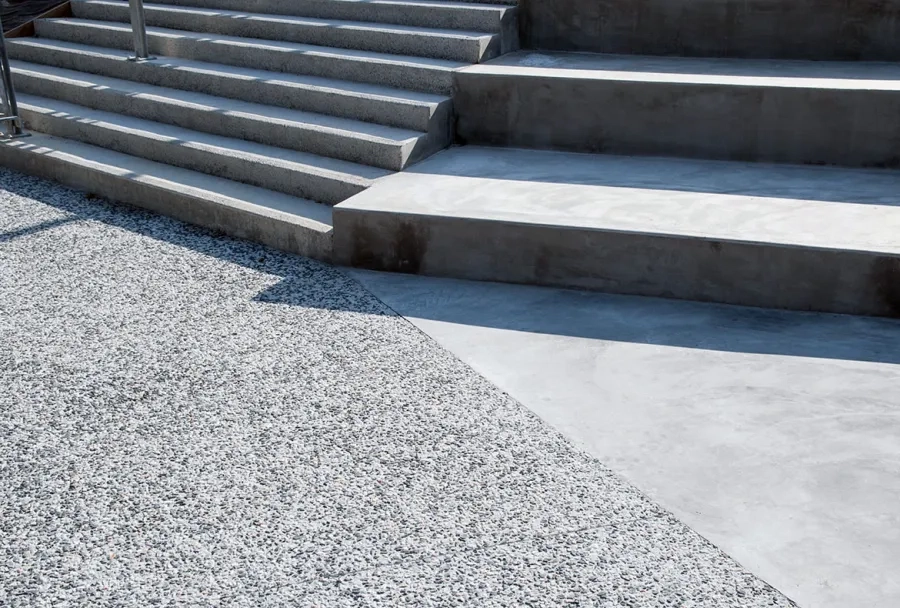 Pour les gradins, c’est le béton lisse qui a été choisi Pour les gradins, c’est le béton lisse qui a été choisi