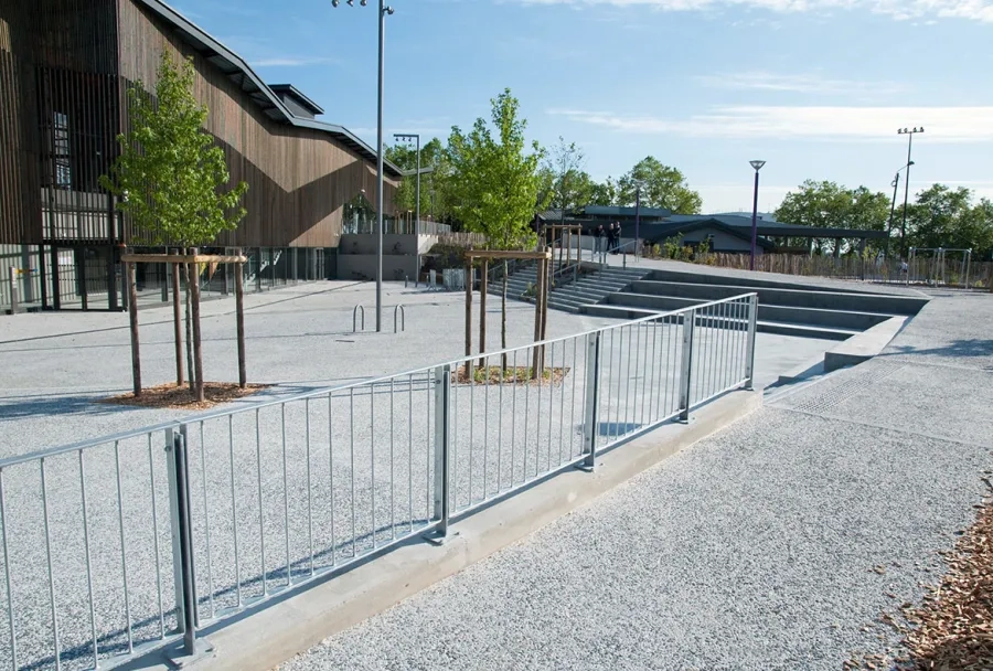 À l’extérieur, le béton désactivé valorise les parvis À l’extérieur, le béton désactivé valorise les parvis