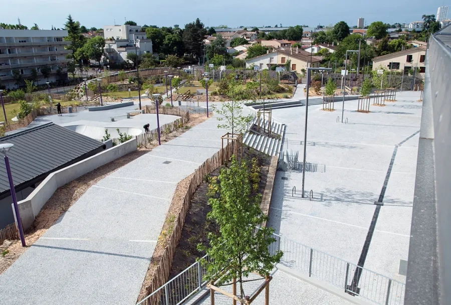 Vue depuis le pôle Brassens-Camus : une vaste « plaine de jeux » arborée s’ouvre sur le quartier Génicart, récemment réhabilité. Vue depuis le pôle Brassens-Camus : une vaste « plaine de jeux » arborée s’ouvre sur le quartier Génicart, récemment réhabilité.