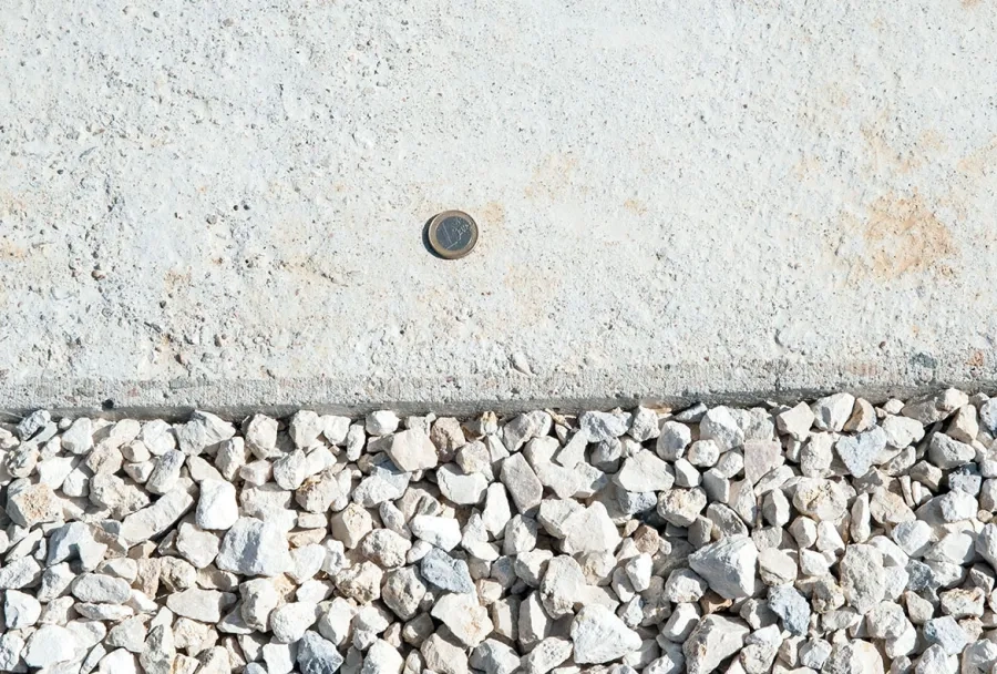 Le béton utilisé pour réaliser les massifs de fondation (CXB Génie civil C30/37 XAI G3 CEM III PMES dosé à 340kg/m2 de ciment) fait l'objet de tests rigoureux afin de faciliter Le béton utilisé pour réaliser les massifs de fondation (CXB Génie civil C30/37 XAI G3 CEM III PMES dosé à 340kg/m2 de ciment) fait l'objet de tests rigoureux afin de faciliter