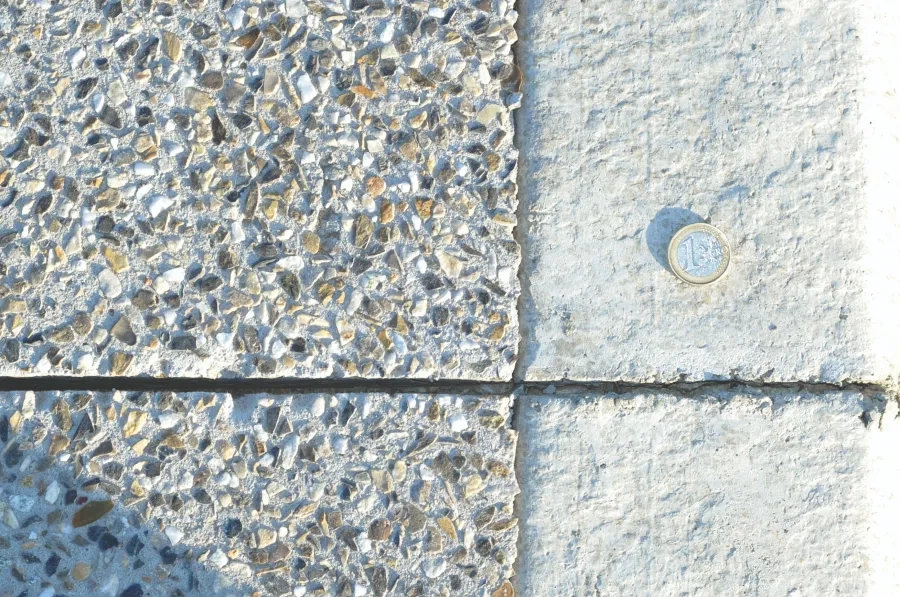 Une formule plus rustique à base de granulats concassés du Rhône pour des zones plus sollicitées (avec un mélange de gravillons de La Picardière 4/6 à 100 %). Dans les deux cas, c’est un ciment LafargeHolcim qui a été utilisé. Une formule plus rustique à base de granulats concassés du Rhône pour des zones plus sollicitées (avec un mélange de gravillons de La Picardière 4/6 à 100 %). Dans les deux cas, c’est un ciment LafargeHolcim qui a été utilisé.