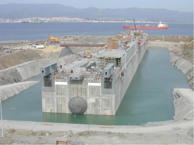 Figure 14 : Digue flottante de Monaco sur le site de construction d’Algeciras (Espagne).