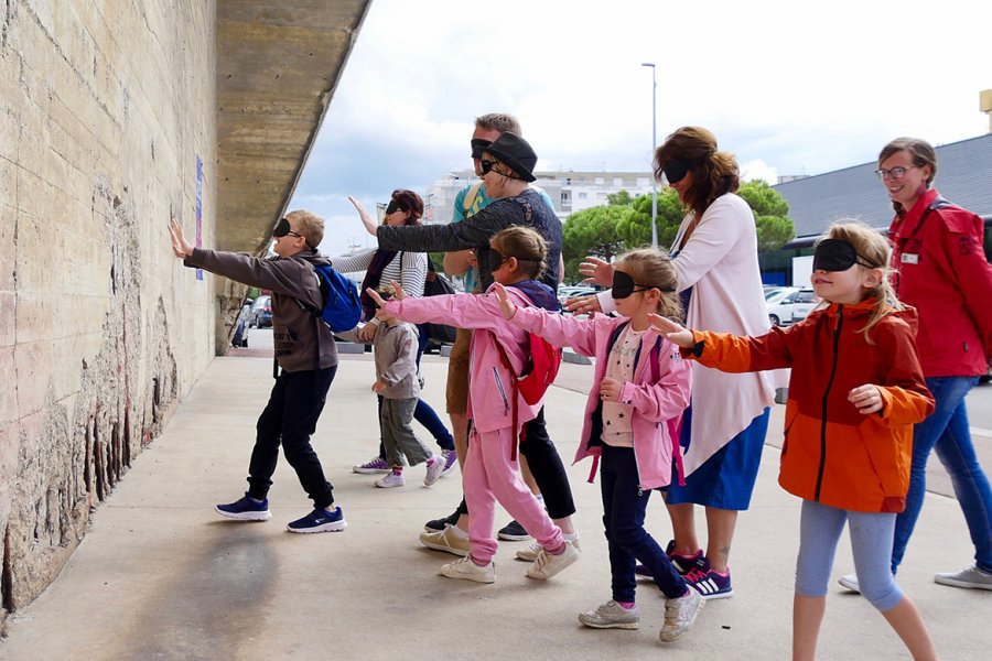 Dans le cadre de la visite guidée de la base sous-marine de Saint-Nazaire avec les enfants : le parcours sensoriel et ludique « Sensations béton ».