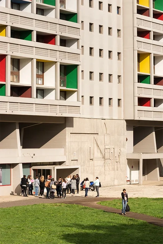 Au pied de la Cité radieuse de Le Corbusier, à Marseille. Au pied de la Cité radieuse de Le Corbusier, à Marseille.