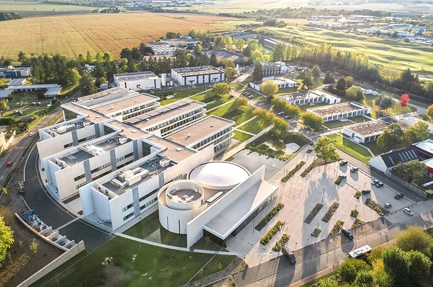 Le centre de R&D se développe en peigne de part et d’autre de l’axe de circulation intérieure nord-sud long de 100 m.