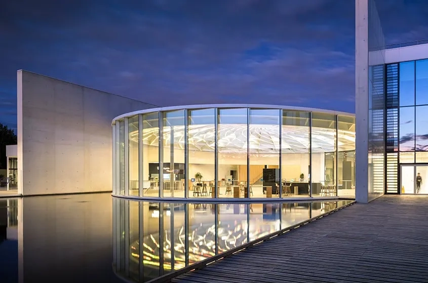 La coupole du hall rotonde reçoit une œuvre lumineuse de Yann Kersalé.