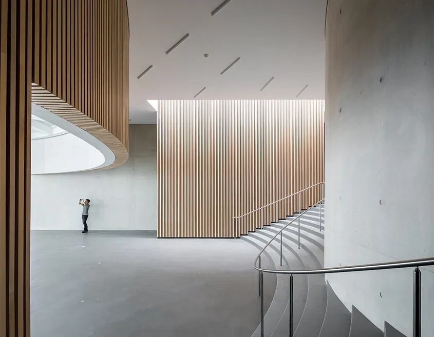Passage du hall à l’auditorium.