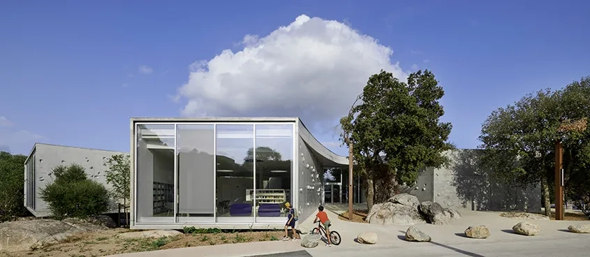 Comme une invitation, la salle de lecture s’avance en transparence sur le parvis.