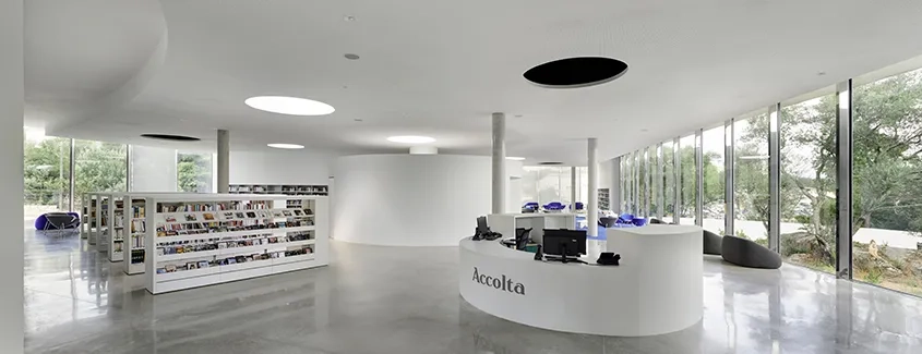 Sobre et simple, le hall de la médiathèque accueille de manière la plus ouverte possible.