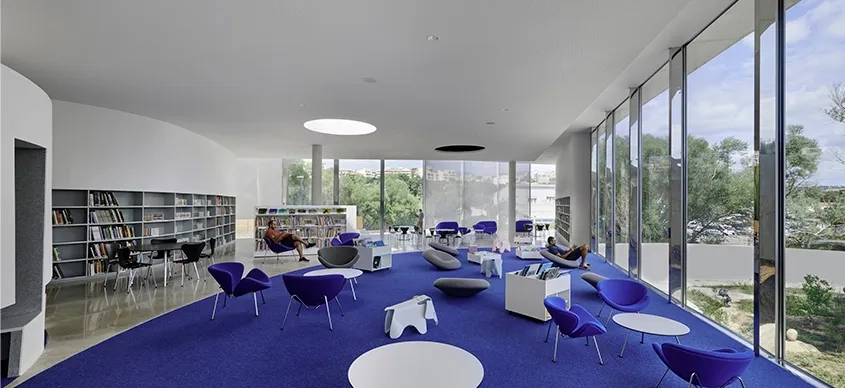 Lumineuses et confortables, les salles de lecture s’ouvrent sur le paysage extérieur.