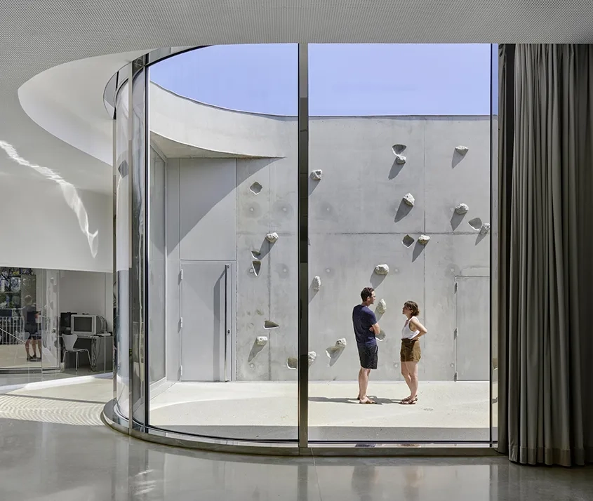 Lumineuses et confortables, les salles de lecture s’ouvrent sur le paysage extérieur.