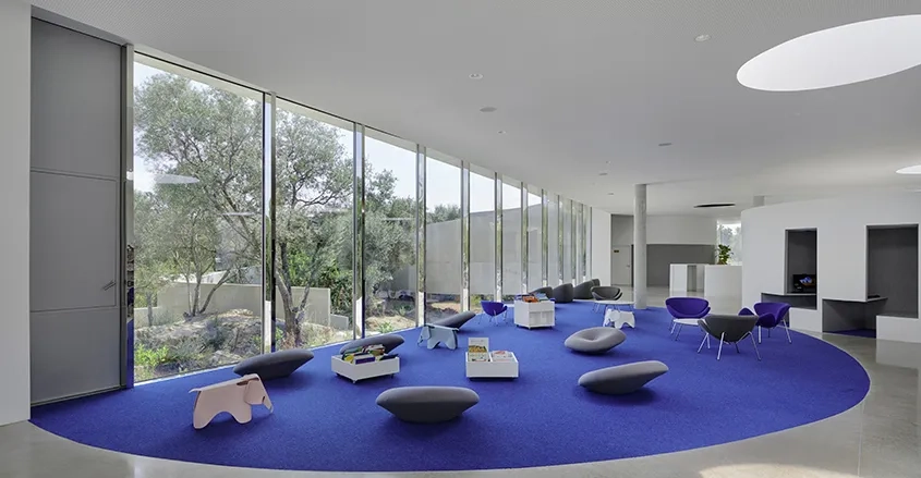 À l’articulation de la salle polyvalente, des salles spécialisées et des bureaux, une terrasse protégée à l’abri du vent.