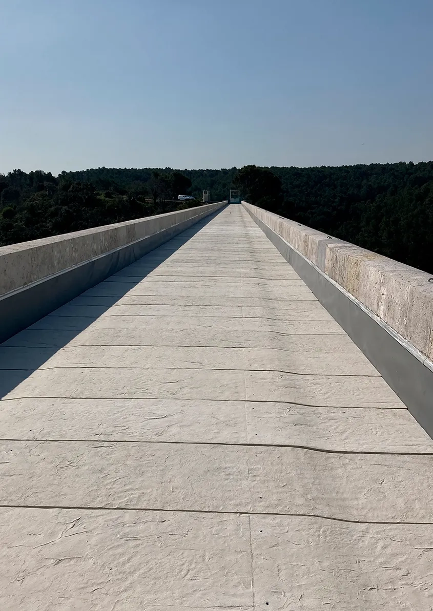 Épaisses de 3 cm, les dalles servent également d'espace de circulation pour les engins lors des visites d'entretien. Épaisses de 3 cm, les dalles servent également d'espace de circulation pour les engins lors des visites d'entretien.