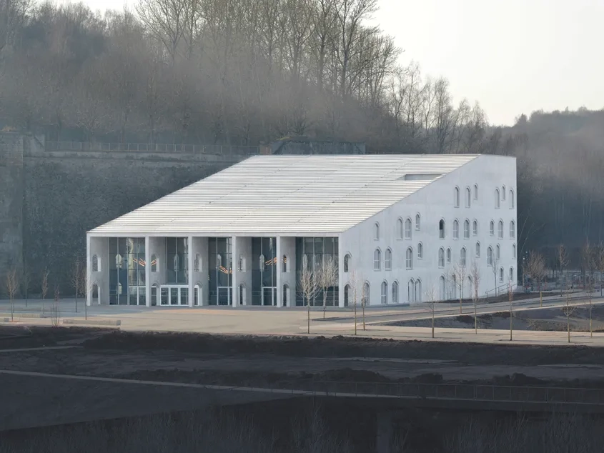 Massif, le volume s’élève vers le mur de soutènement qui le longe. Son point haut pensé comme un belvédère sera équipé d’une structure support d’œuvres lumineuses.