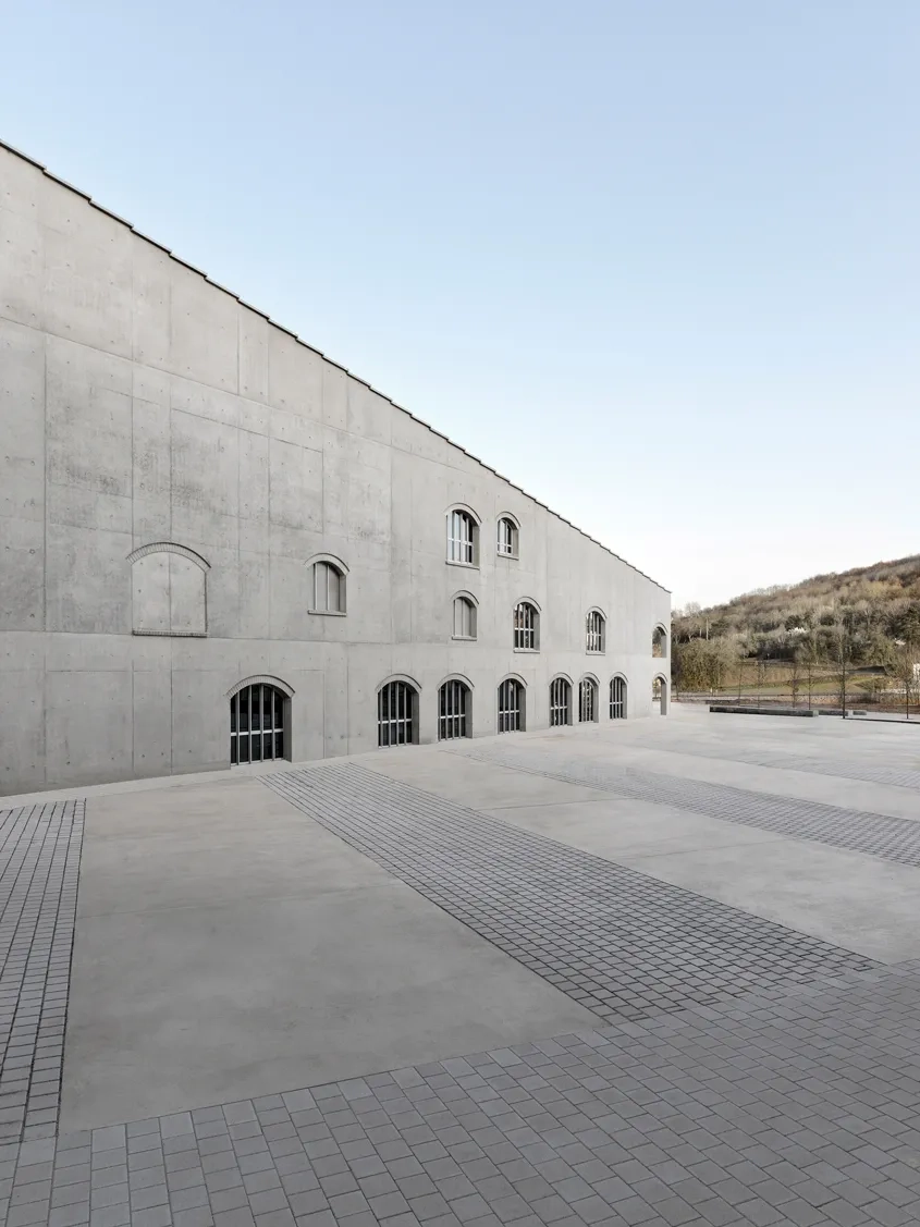 L’austérité de ce grand mur de béton introduit une part de mystère au bâtiment.