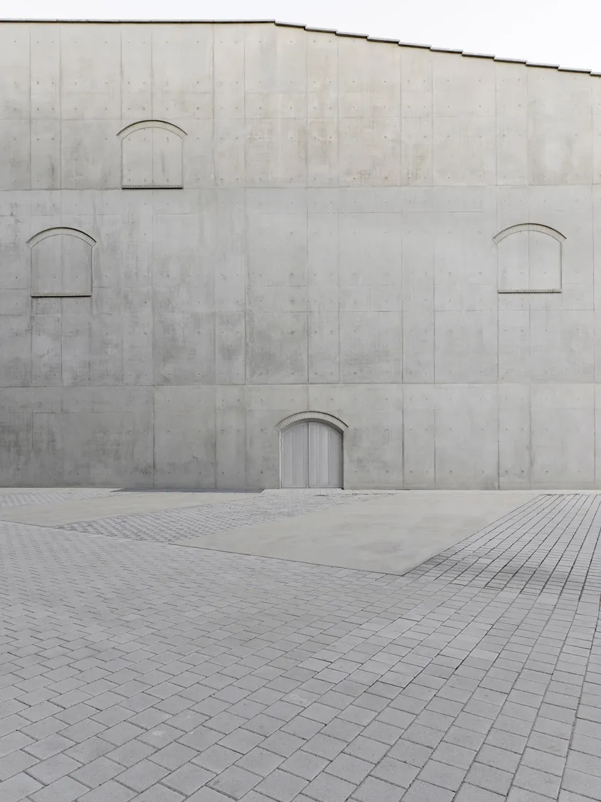 Les baies cintrées et les marques visibles des banches caractérisent le dessin des façades.