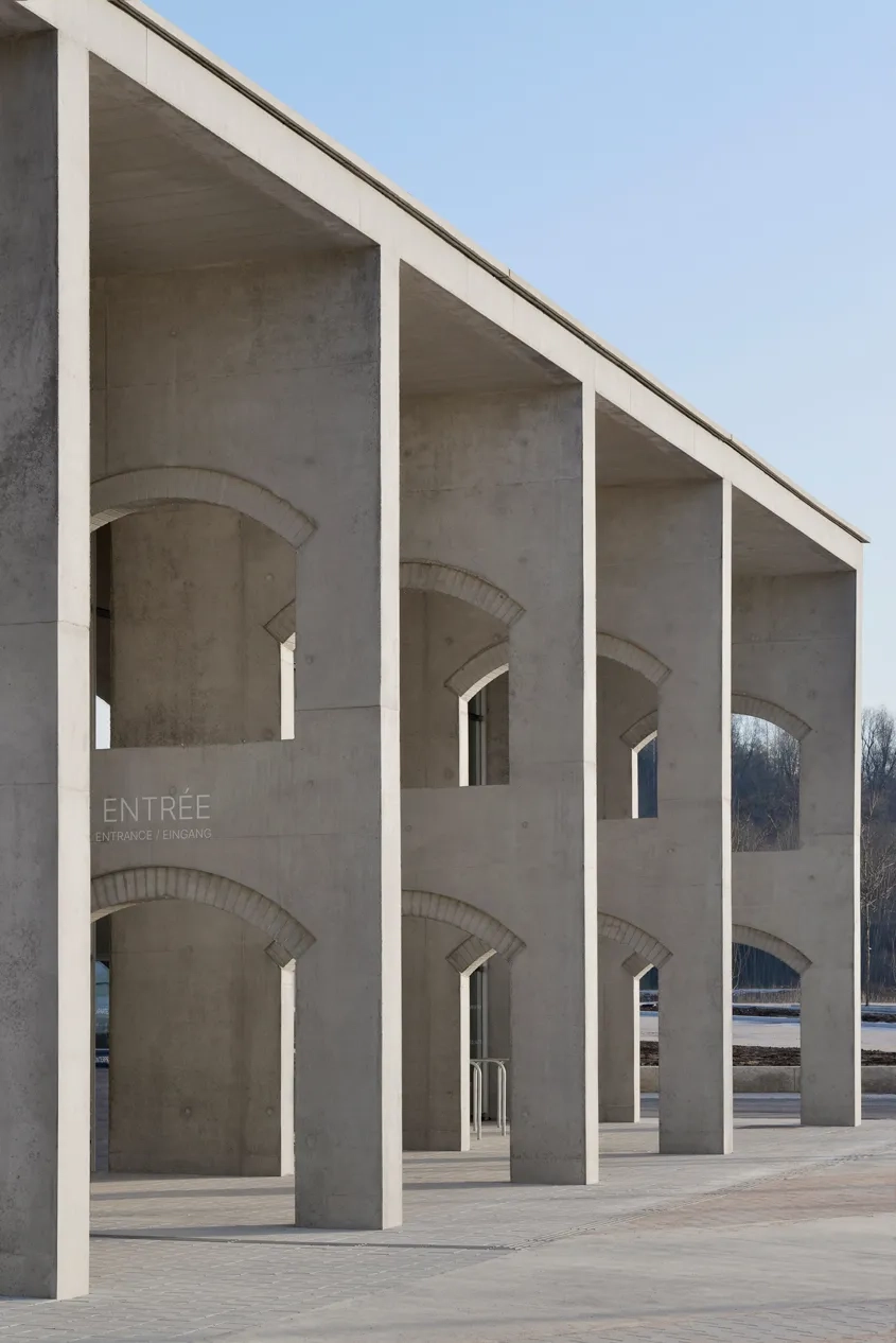La séquence d’entrée, singularisée par une arcade brise-soleil, rompt à cet endroit la monumentalité de l’édifice.