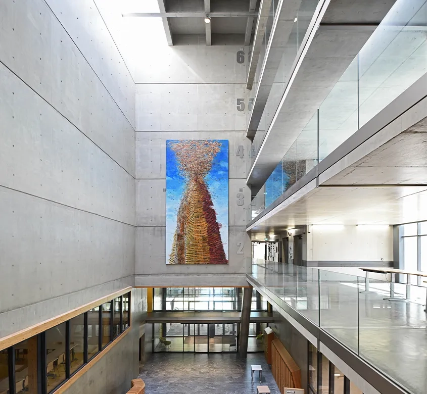 L’œuvre de Philippe Cognée fait ressortir la puissance de l’espace monumental du hall d’accueil qui joue du béton brut et de la lumière.