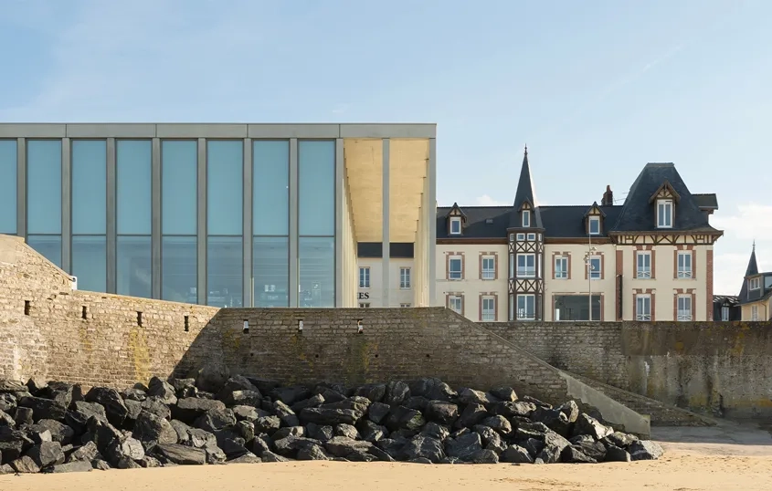 Façade nord en lien direct avec la mer.