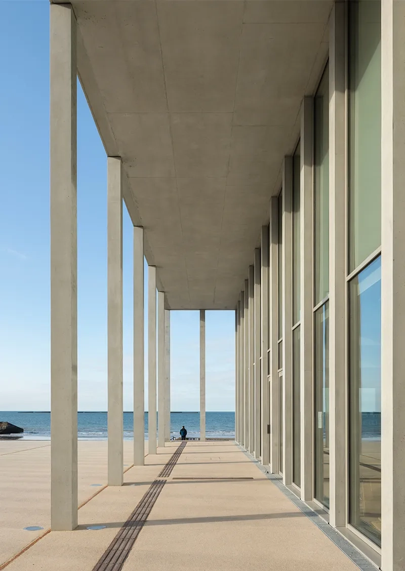 Jeu de lignes verticales et horizontales qui apprivoise le paysage maritime.
