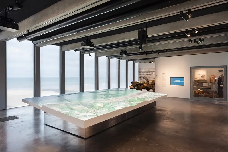La mise en scène de la maquette dans cette salle ouverte visuellement sur les vestiges contribue à la compréhension de l'Histoire et à l'émotion qu'une telle visite suscite.