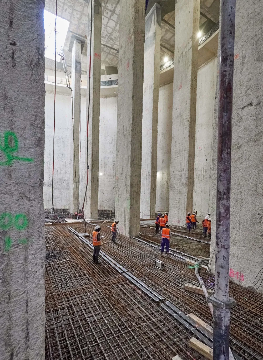 L’intérieur du bassin dévoile un volume monumental, émaillé par 32 barrettes. Ancrées à 81 m de profondeur, celles-ci garantissent la stabilité structurelle de l’ouvrage en toutes circonstances, notamment vis-à-vis des risques de soulèvement ou de basculement.