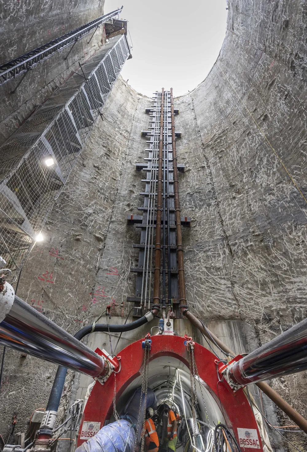 Puits d’attaque du micro-tunnelier, où les vérins propulsent la machine par cycles successifs.