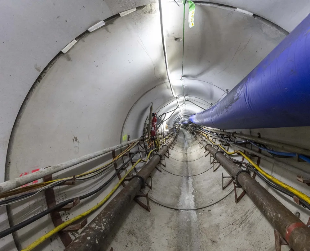 Le tunnel collecteur est constitué de 310 tuyaux en béton armé préfabriqués, résistants à la pression et aux agressions chimiques.