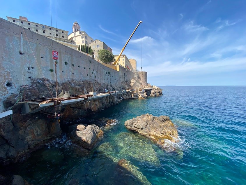 Sobre, intégrée, la promenade d'Aldilonda longe la citadelle de Bastia. En balcon sur la mer, elle redonne une identité maritime à la ville.