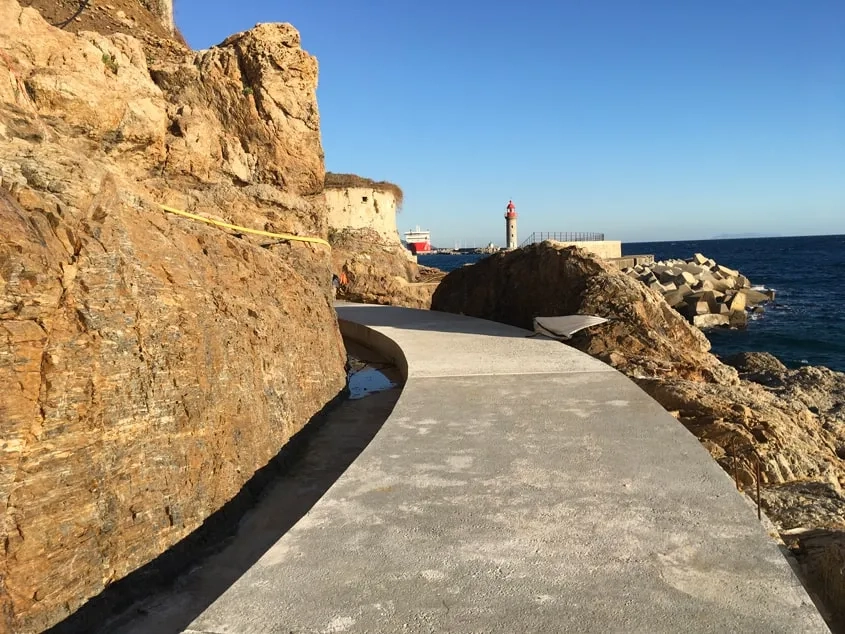 Pour intégrer l'ouvrage dans le paysage et l’histoire, le béton de la promenade valorise des agrégats prélevés sur le site. Le parement est un béton squamé pour laisser apparaître sa texture interne. Pour intégrer l'ouvrage dans le paysage et l’histoire, le béton de la promenade valorise des agrégats prélevés sur le site. Le parement est un béton squamé pour laisser apparaître sa texture interne.