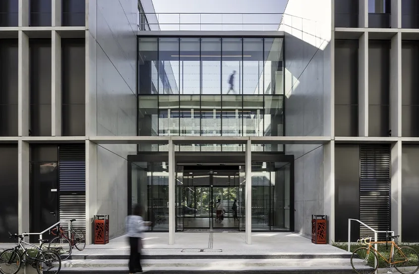 Le hall d’entrée, entièrement vitré et traversant, fait le lien entre les deux volumes les plus importants.
