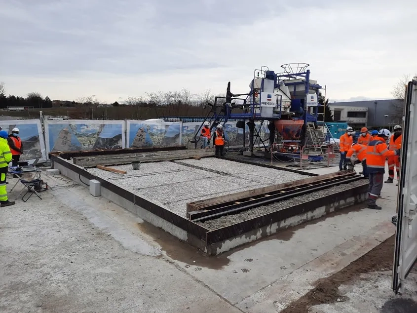 Dalle de convenance après hydrodémolition (photo Freyssinet). Ce modèle réduit de la dalle du pont a été créé pour accompagner le bon déroulement du chantier. Pour valider les performances d’adhérence de l’étanchéité BFUP sur son support béton, des essais destructifs ont été réalisés sur cette dalle. Les résultats sont impressionnants : les éprouvettes ne cassaient pas à l’interface BFUP/béton, mais dans la masse du béton de dalle ! Autrement dit, la couche de BFUP crée un ensemble totalement monolithique avec la dalle existante.